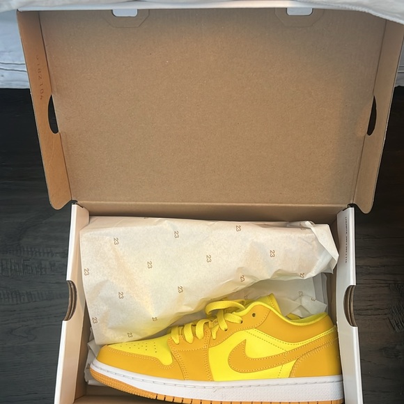 JORDAN 1 Low Womens “Yellow Strike” - Picture 2 of 4